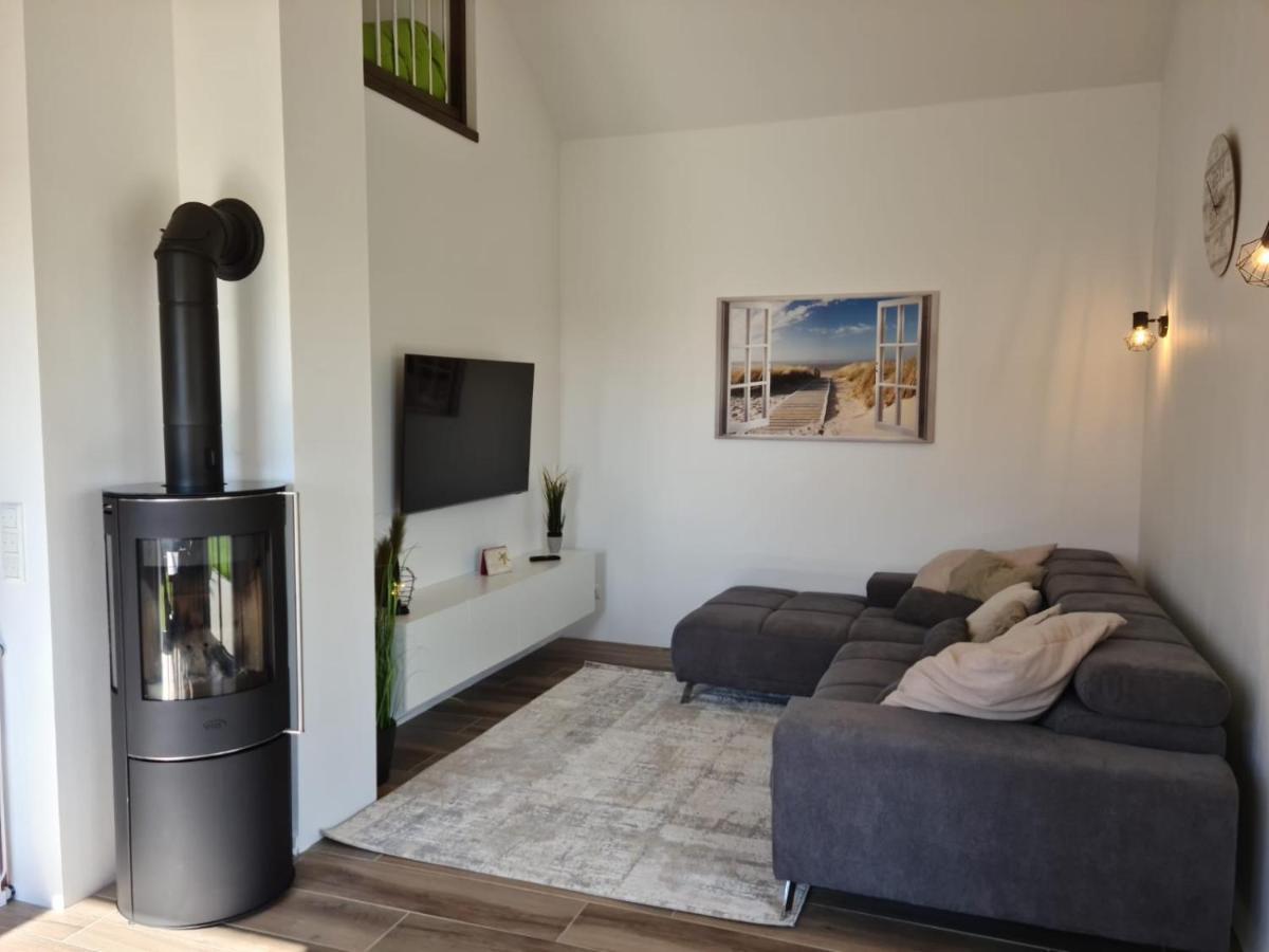 Haus Kustenbrise: Coastal Pet-Friendly Retreat with Garden, Sauna, and Fireplace Schweiburg Exterior photo